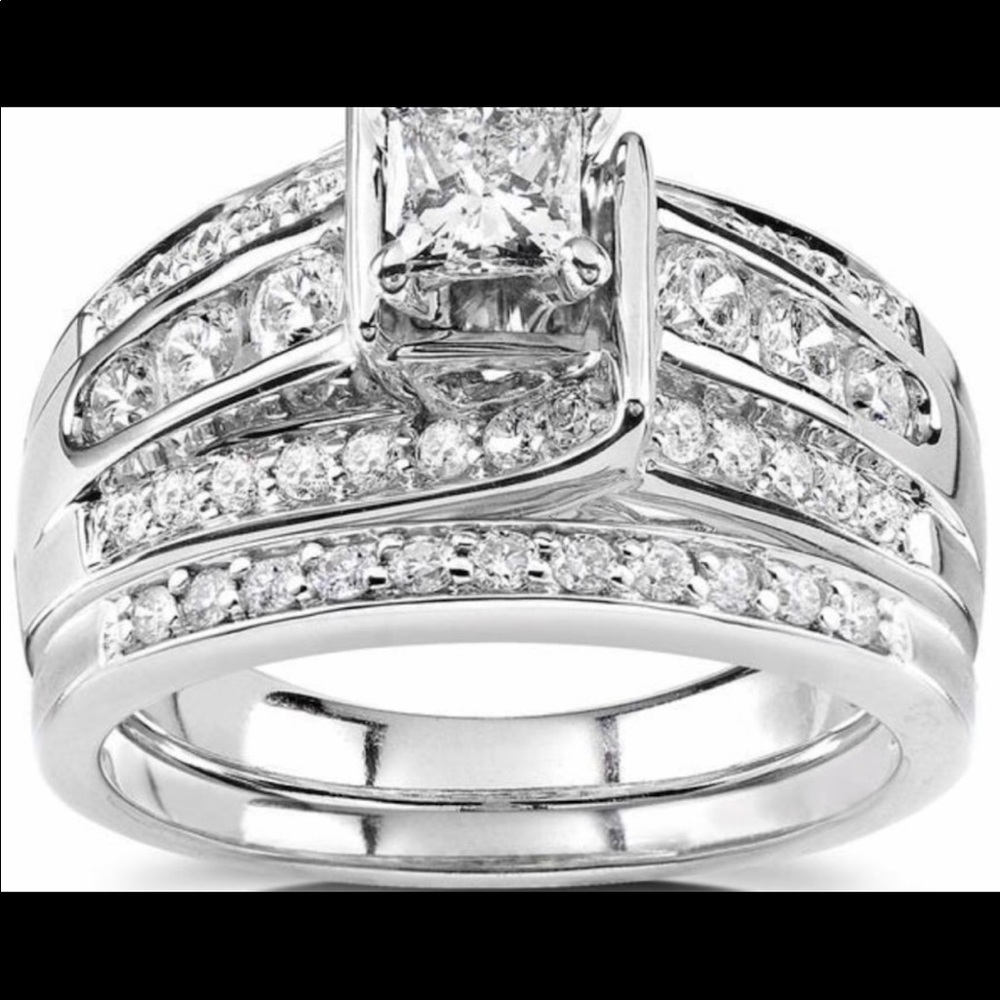 Like new wedding ring snd band set.